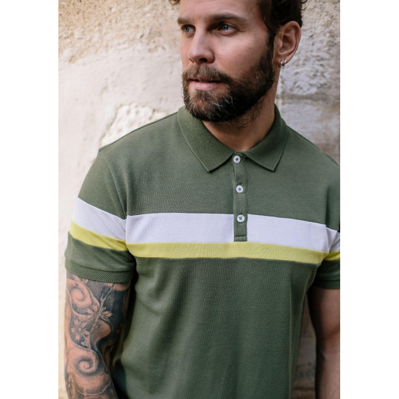 21pe-polo-homme-portrait-kaki-coton-bio-recyclé-2 21pe-polo-homme-portrait-kaki-coton-bio-recyclé-2
