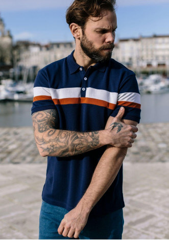 21pe-polo-homme-portrait-marine-coton-bio-recyclé-2
