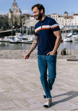 21pe-polo-homme-portrait-marine-coton-bio-recyclé-3