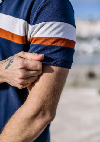 21pe-polo-homme-portrait-marine-coton-bio-recyclé-4