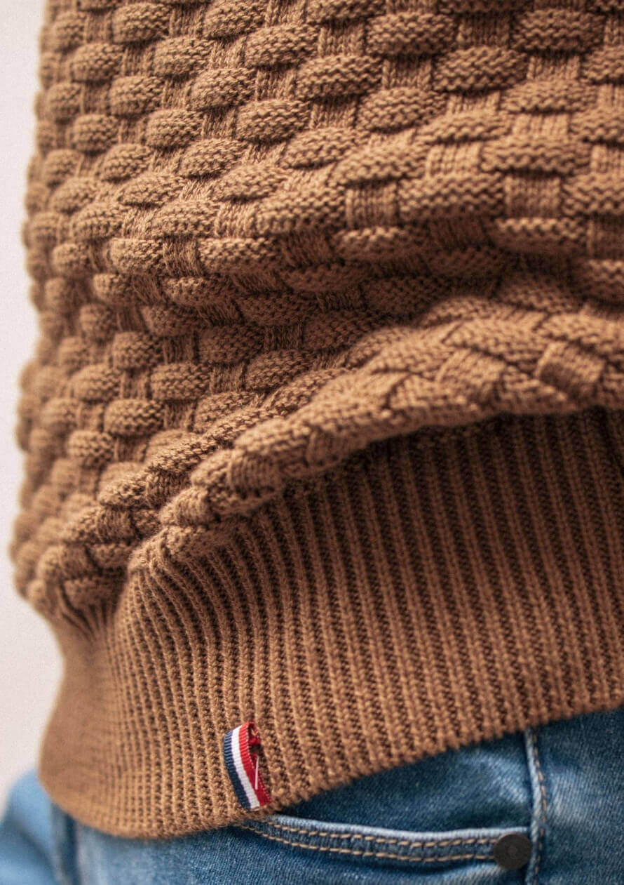 22pe-pull-homme-damier-camel-coton-bio-made-in-france-4