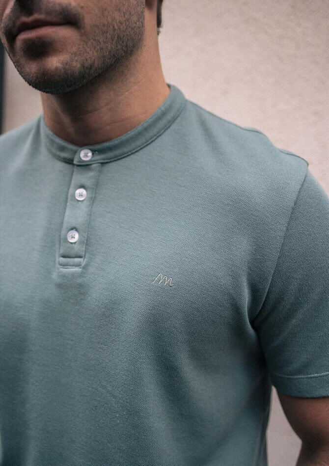 24pe-polo-homme-embleme-vert-eucalyptus-coton-bio-recyclé-2
