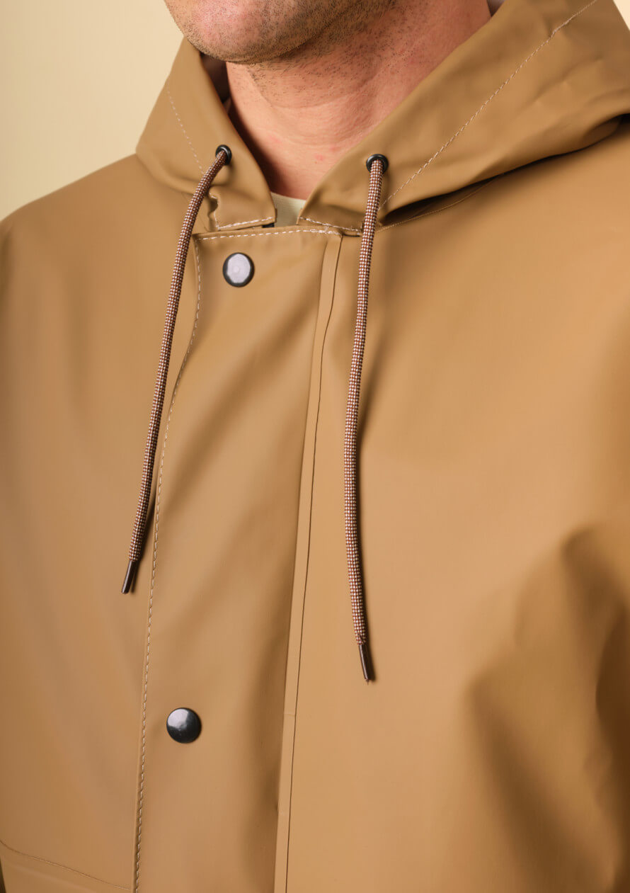 impermeable-homme-brume-camel-made-in-france-collection-printemps-ete-2026-4