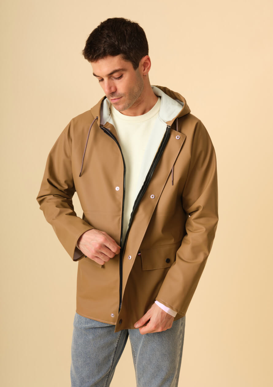 impermeable-homme-brume-camel-made-in-france-collection-printemps-ete-2026-5