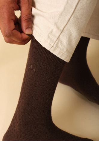 chaussettes-homme-alveole-marron-made-in-france-collection-automne-hiver-2024-1
