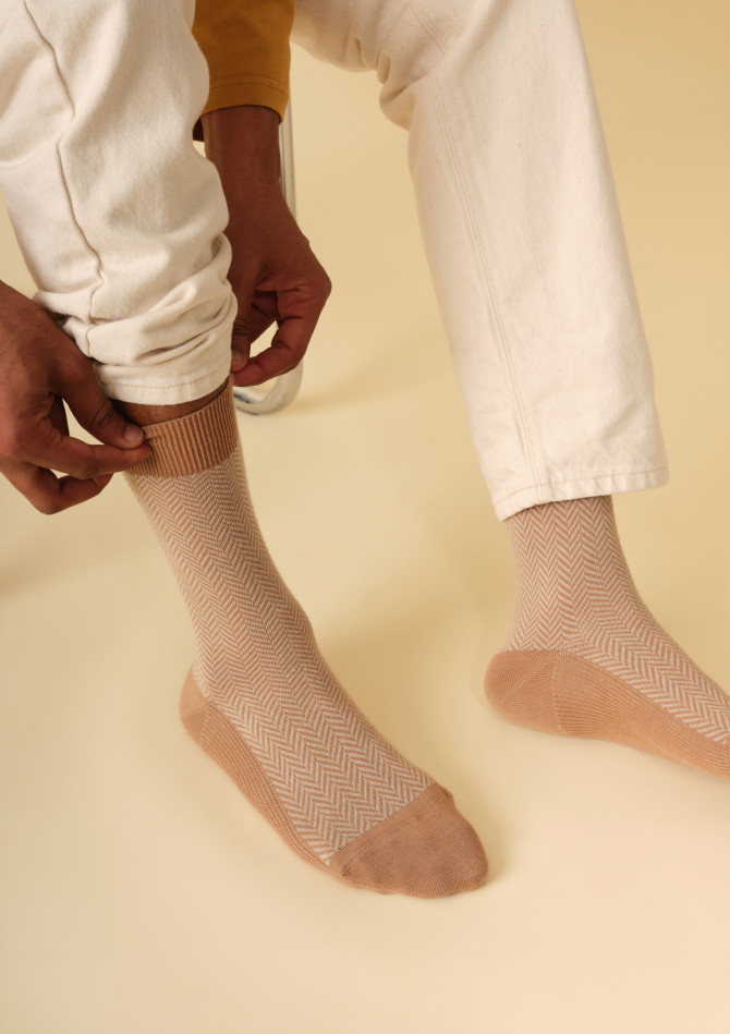 chaussettes-homme-chevron-marron-gris-clair-made-in-france-collection-automne-hiver-2023-2