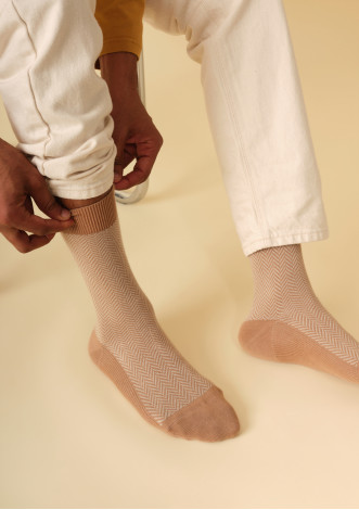 chaussettes-homme-chevron-marron-gris-clair-made-in-france-collection-automne-hiver-2023-2