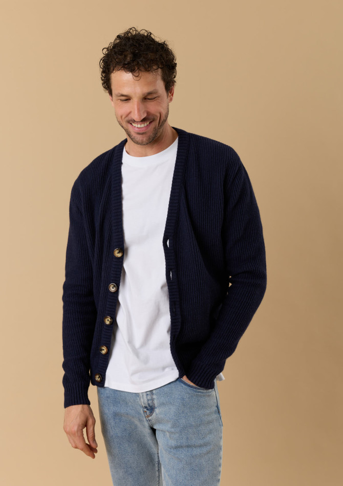 gilet-homme-nostalgie-bleu-marine-made-in-france-collection-automne-hiver-2026-1