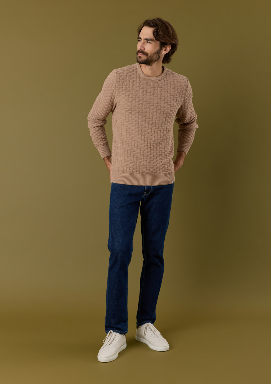 pull-homme-damier-taupe-coton-biologique-collection-automne-hiver-2026-4