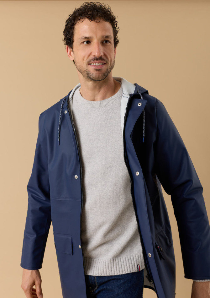 impermeable-homme-averse-marine-made-in-france-collection-automne-hiver-2026-1