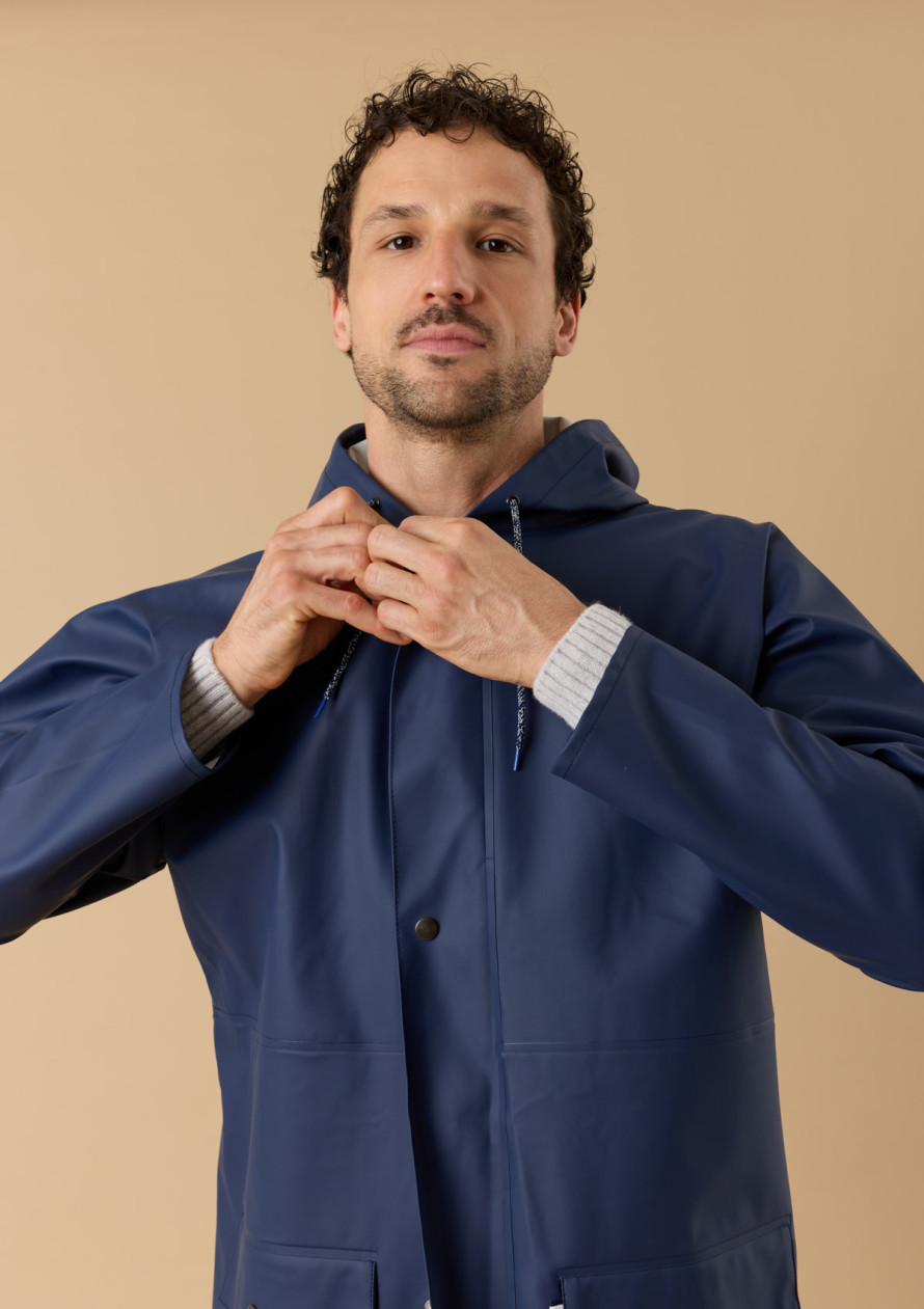 impermeable-homme-averse-marine-made-in-france-collection-automne-hiver-2026-3