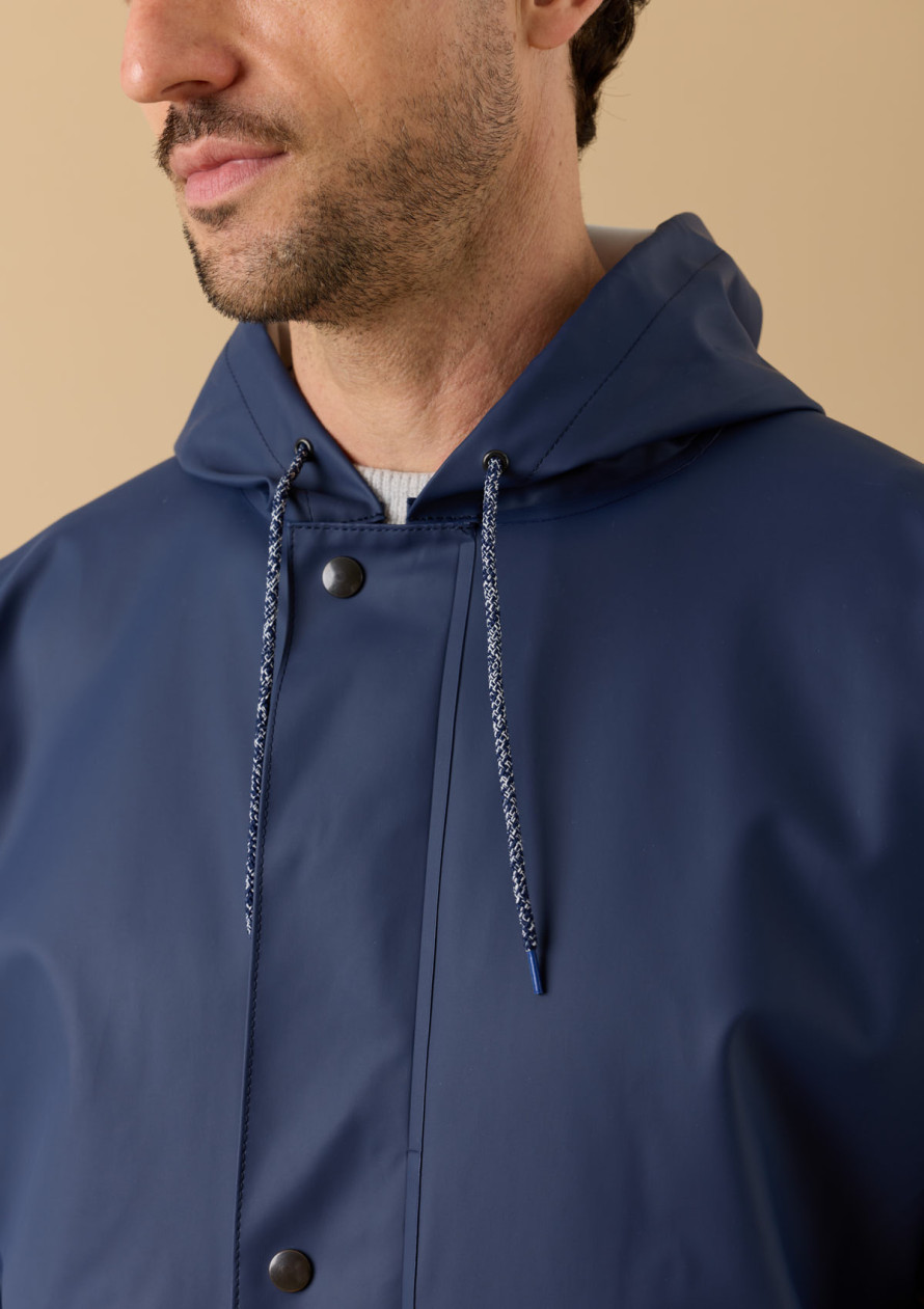 impermeable-homme-averse-marine-made-in-france-collection-automne-hiver-2026-5
