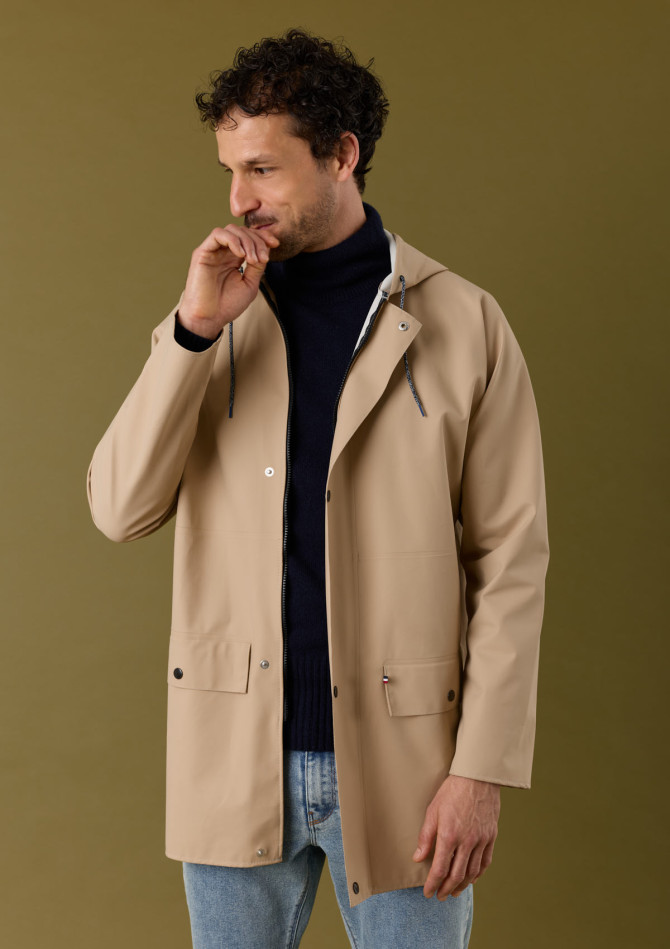 impermeable-homme-averse-beige-made-in-france-collection-automne-hiver-2026-1