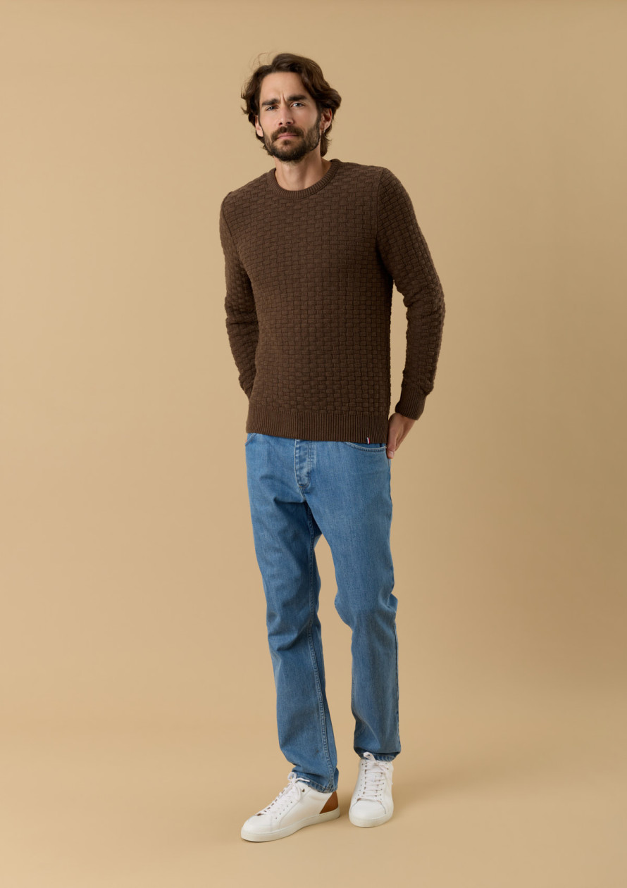 pull-homme-damier-marron-coton-biologique-collection-automne-hiver-2026-3