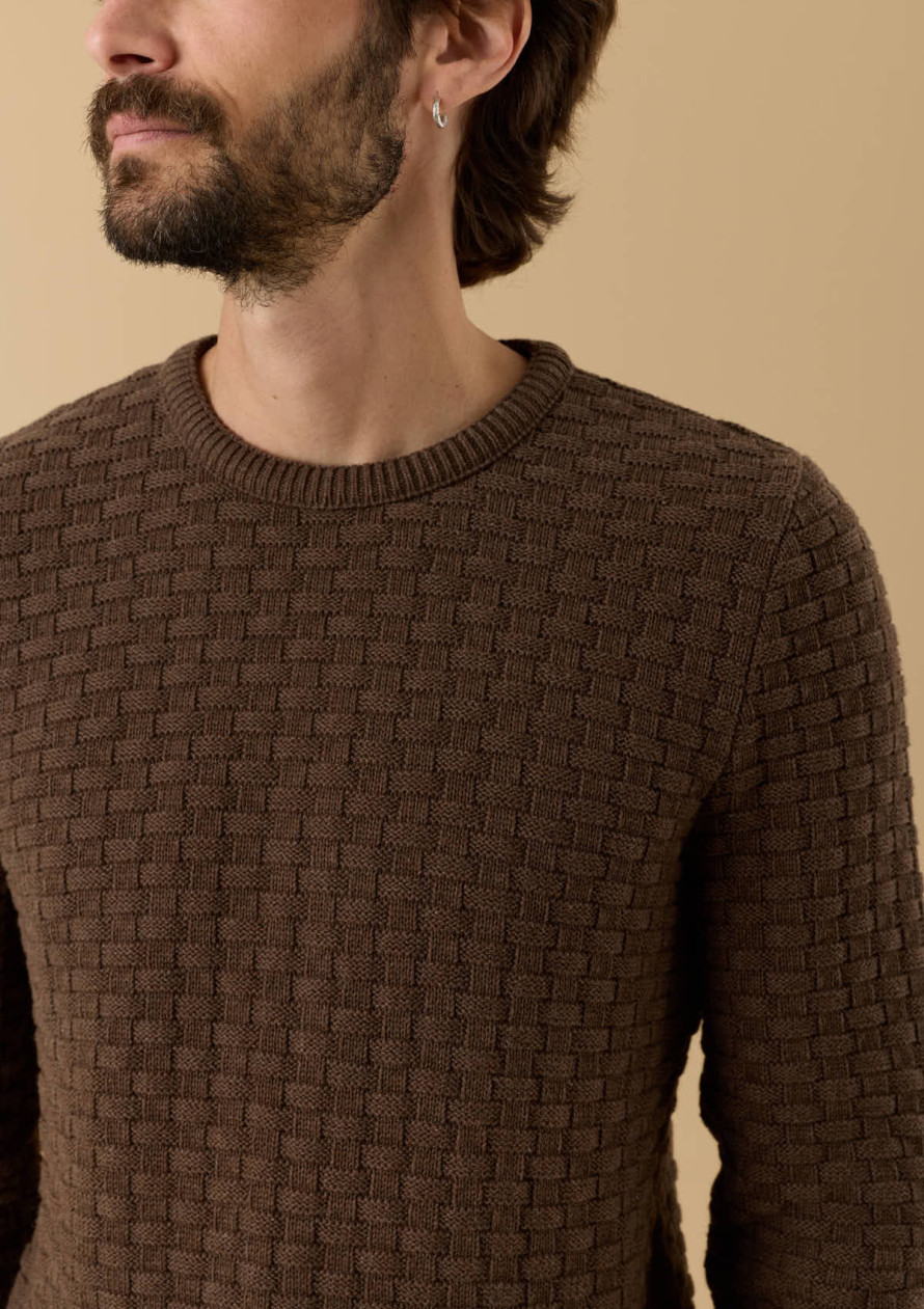 pull-homme-damier-marron-coton-biologique-collection-automne-hiver-2026-2