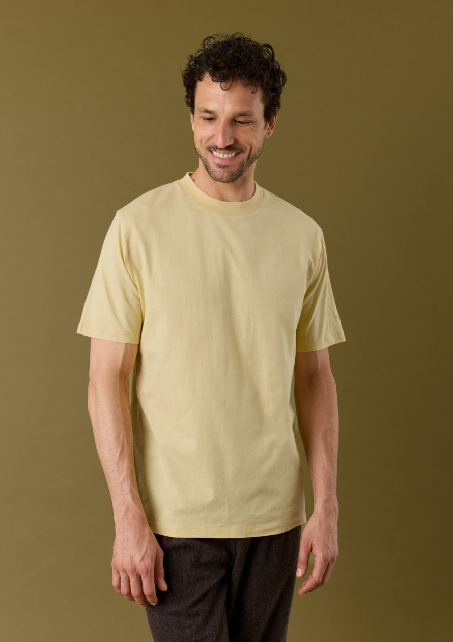 t-shirt-homme-marceau-jaune-demi-sel-coton-biologique-collection-automne-hiver-2026-1