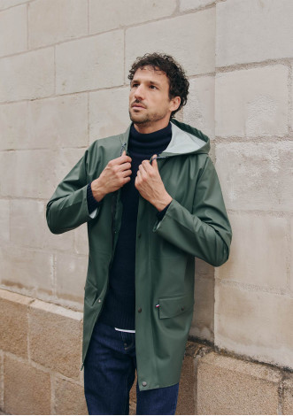 impermeable-homme-averse-kaki-made-in-france-collection-automne-hiver-2026-4