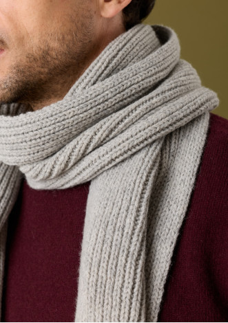 echarpe-homme-chanterelle-gris-clair-laine-collection-automne-hiver-2026-1