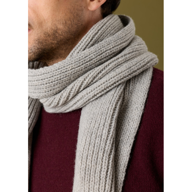 echarpe-homme-chanterelle-gris-clair-laine-collection-automne-hiver-2026-1