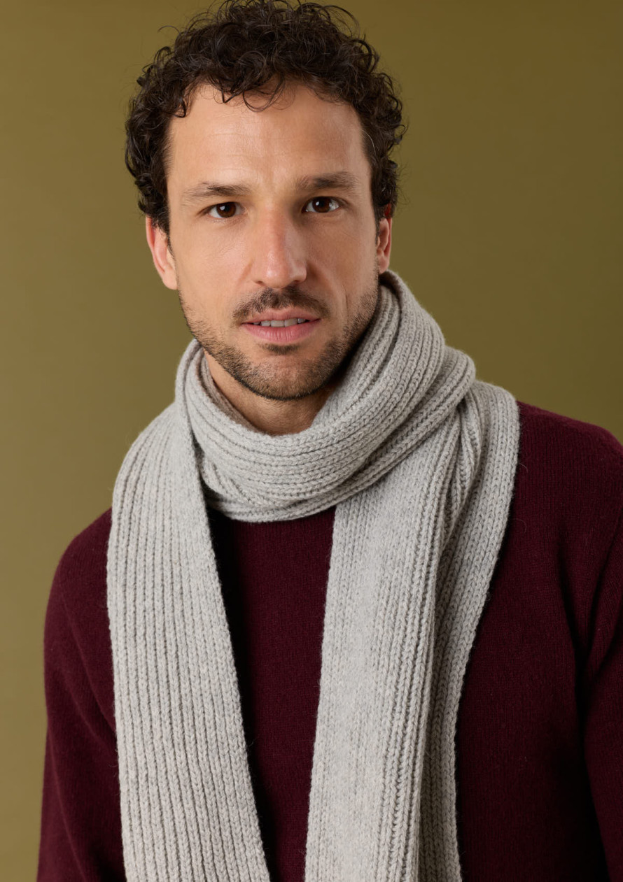 echarpe-homme-chanterelle-gris-clair-laine-collection-automne-hiver-2026-3